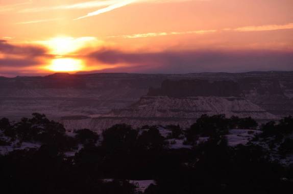 O sol parece explodir sobre o Canyonlands National Park, perto de Moab, em Utah, nos Estados Unidos